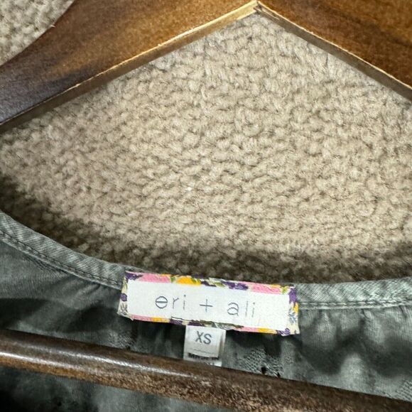 Anthropologie Eri +‎ Ali Calvie Top Women's XS Eyelet Bell Sleeve V Neck Blouse - Picture 5 of 10